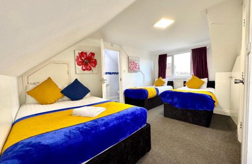 Grove Green House | 3-Bedroom House in Leyton near Stratford with 3 Bathrooms, Garden, Parking & WiFi