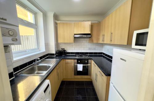 Grove Green House | 3-Bedroom House in Leyton near Stratford with 3 Bathrooms, Garden, Parking & WiFi