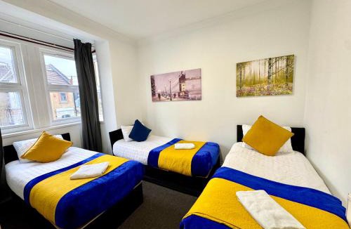 Grove Green House | 3-Bedroom House in Leyton near Stratford with 3 Bathrooms, Garden, Parking & WiFi
