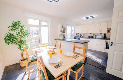 Pentwyn House | 3 BR House with Free Parking, Garden & Fast WiFi