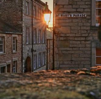 Lancaster House | 3 double bed whole house by castle