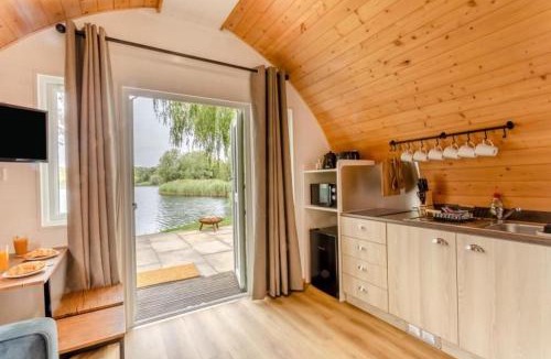 Frognall House | 3 Hazelwood lakeside hideaway