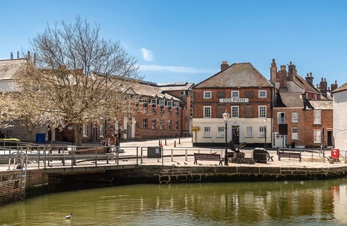Newport Apartment | 3, The Dolphin-Stunning apartment-Quintessential-Quay views - Sleeps 2-4 people