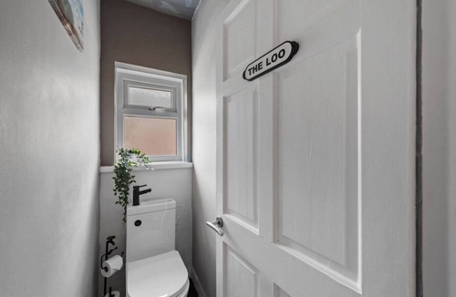 Morriston House | 4-Bed 2.5 Bath Central Ideal for Contractors