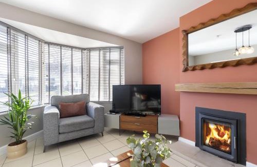 Gloucester House | 4-Bed Home with Hot Tub near Gloucester City