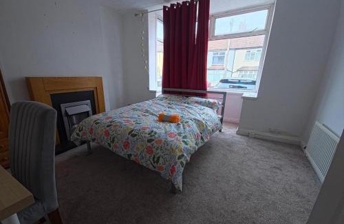 Filton House | 4 Bed House Sleeps 7 with Garden and Parking
