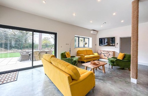Acton House | 4 Bed in Acton oc-k40259