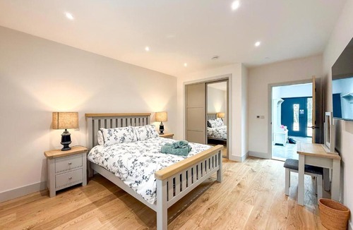 Acton House | 4 Bed in Acton oc-k40259