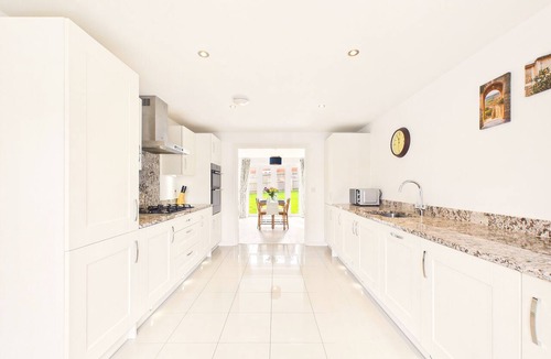 Edwalton House | 4 Bed Modern Spacious House | Parking x3 | EV Charger