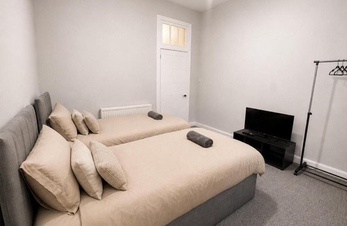 Glasgow Apartment | 4 Bed Modernised, Free Parking, Near City Centre
