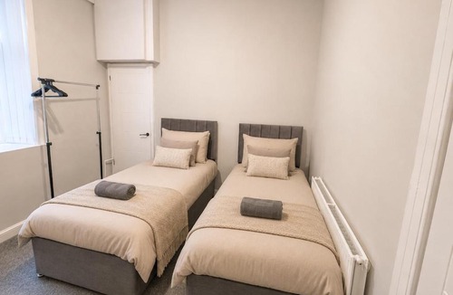 Glasgow Apartment | 4 Bed Modernised, Free Parking, Near City Centre