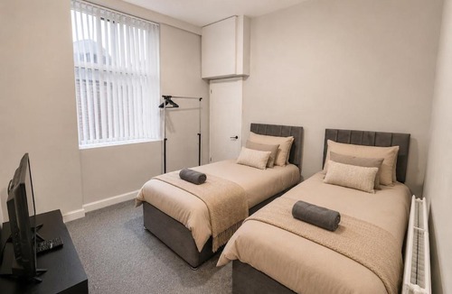 Glasgow Apartment | 4 Bed Modernised, Free Parking, Near City Centre