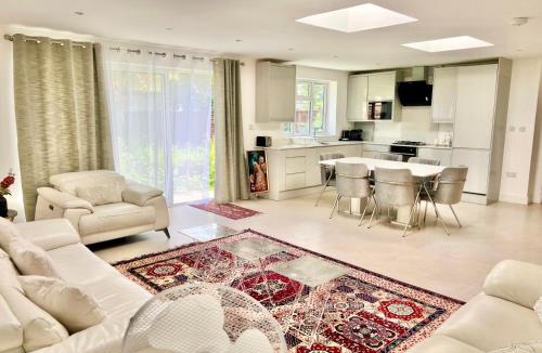 Hale House | 4 Bedroom Home Edgware Ground Floor