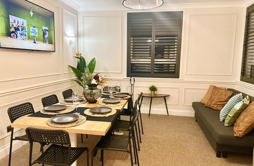 Dalmuir Villa | 4-bedrooms Clydebank House with 2 bathrooms, separate entrance