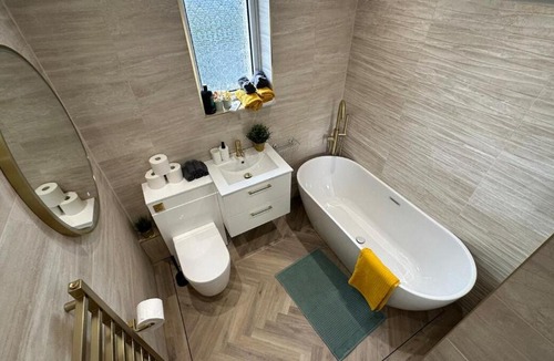 Dalmuir Villa | 4-bedrooms Clydebank House with 2 bathrooms, separate entrance