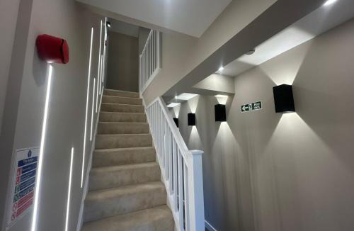Gillingham House | 4 Luxury Mini Studio Room with Parking, Wi-Fi, Workers