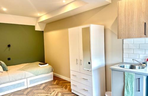 Gillingham House | 4 Luxury Mini Studio Room with Parking, Wi-Fi, Workers