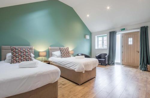 Cambridge Ski Chalet | 4 x Newly refurbished private access rooms with ensuites - restaurant on-site