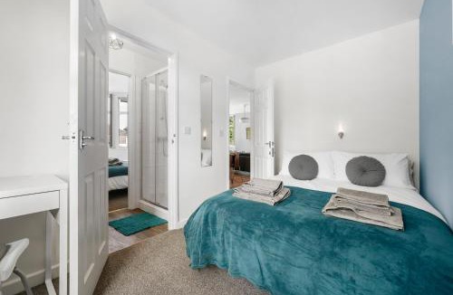 Tatenhill Apartment | 4BR 3 bath Spacious apartment, Sleeps upto 8 free parking