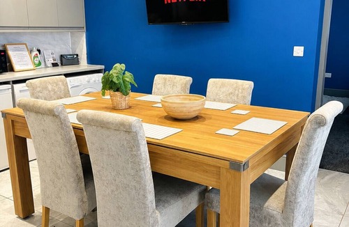 Scunthorpe House | 4BR Executive Accommodation | Private Parking | Fast Wi-Fi