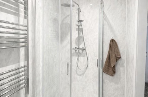 Scunthorpe House | 4BR Executive Accommodation with Private Parking Fast Wi-Fi