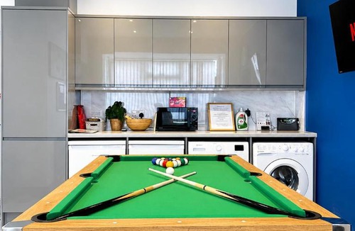 Scunthorpe House | 4BR Executive Accommodation with Private Parking Fast Wi-Fi