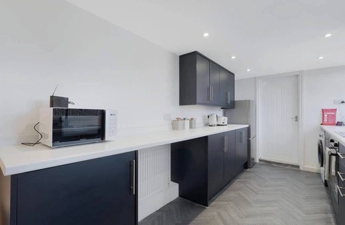 Stanley House | 4BR on Durham Road, Perfect For Large Groups