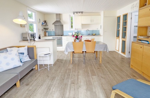 Emsworth Cottage | 5 Avocet Quay, Emsworth - a lodge/cabin that sleeps 4 guests in 2 bedrooms