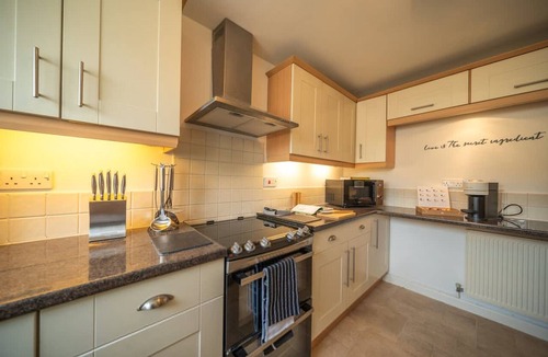Cirencester House | 5 BD 3 bath 3 Car Drive Large Garden Pet Friendly