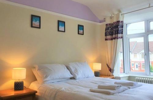 Swindon House | 5 Bed, 2 Bath Home + Terrace, Garden & Parking