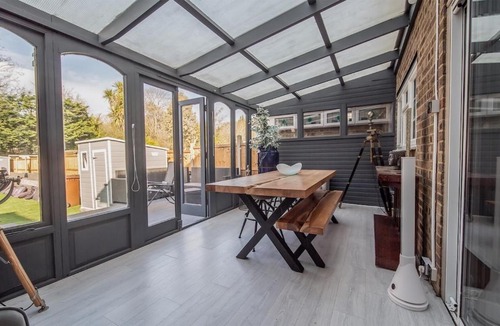 Bredhurst Apartment | 5 Bed Gem plus Private Garden Studio
