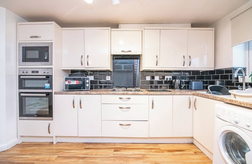 Wolverhampton House | 5 bed house with free secure parking in pleasant quiet location