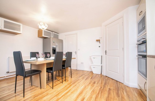 Wolverhampton House | 5 bed house with free secure parking in pleasant quiet location
