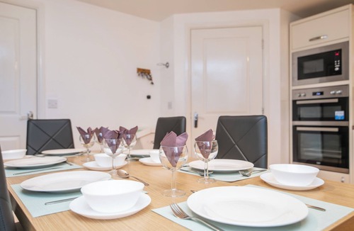 Wolverhampton House | 5 bed house with free secure parking in pleasant quiet location