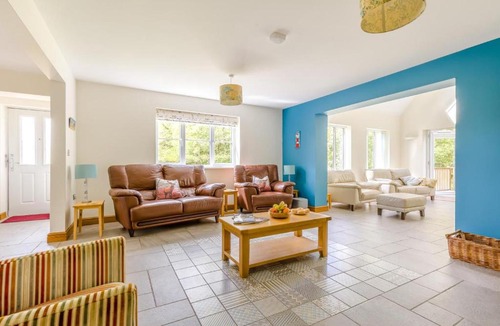 Aldborough House | 5 Bed in Hanworth Common oc-1650