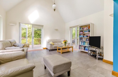 Aldborough House | 5 Bed in Hanworth Common oc-1650