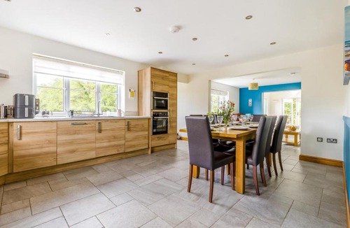 Aldborough House | 5 Bed in Hanworth Common oc-1650