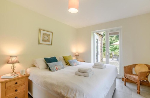Aldborough House | 5 Bed in Hanworth Common oc-1650