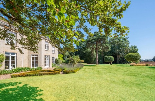 Thurlton Cottage | 5 Bed in Thurlton (oc-oldre)