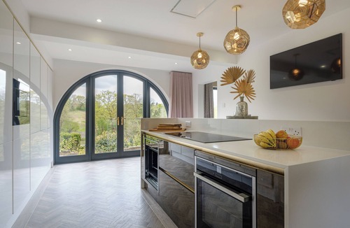 Devizes House | 5 Bed Lake House - Sleeps 10 - Nature Reserve