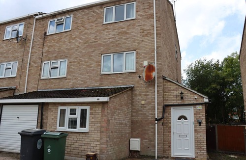 Chingford House | 5 Bed Spacious Family Home in Chingford 30 mins away from Central London.
