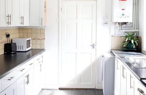Wolverhampton House | 5-bedroom 11 Sleeps-fast Wifi, Free Parking, Netflix