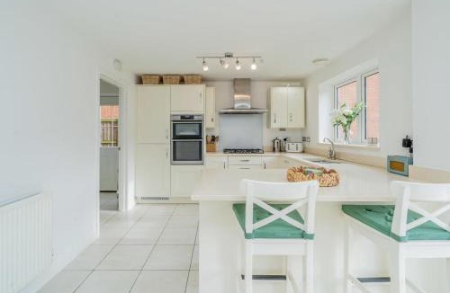 Bletchley Apartment | 5 Bedroom Detached House in Milton Keynes