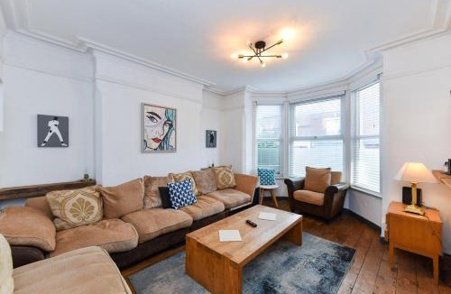 Sneinton House | 5-BR Home Featuring Art and Photography Collection