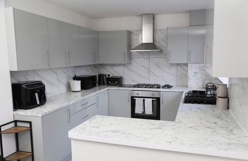 Reading House | 5BR Reading Home, 2 Min Walk to Station