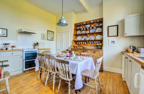 Aldborough House | 6 Bed in Lower Bodham oc-1830
