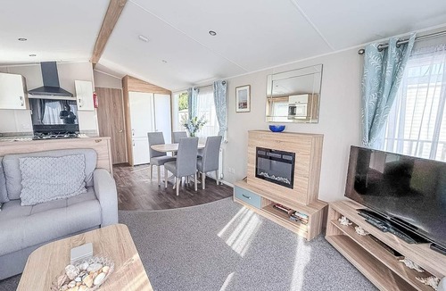 Corton House | 6 berth caravan with stunning sea views and decking to relax on, ref 32048AZ