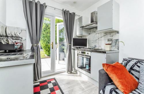 Heathfield Apartment | 6 Copse View