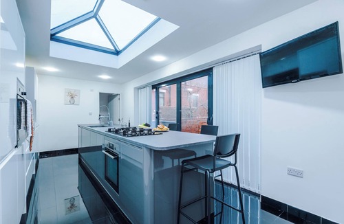 Rochdale House | 6BR in Castleton|WIFI|PARKING|Ideal for Contractors|Longterm Discount Applies