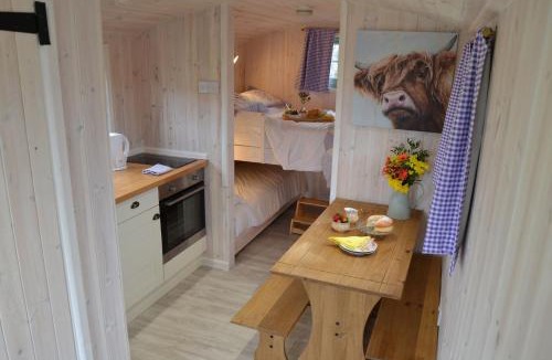 Bedfield House | 7 - Poppy
